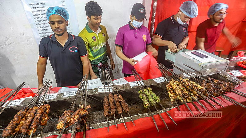 ইফতারের জন্য সুতি কাবাব, চিকেন বারবিকিউ, হালিম, লুচি, লাবাং ও বোরহানিসহ নানা মুখরোচক খাবার মিলছে বেইলি রোডে