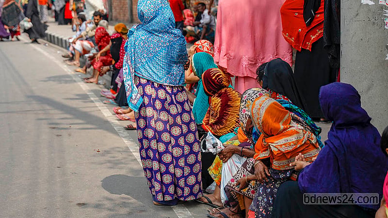 ঢাকার হাতিরঝিলের মধুবাগের এই অংশে টিসিবির ট্রাকের অপেক্ষায় থাকা মানুষের ভিড়ে নারীই বেশি