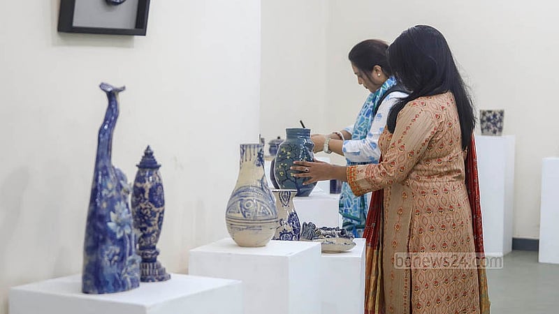 চারুকলা অনুষদের জয়নুল গ্যালারিতে ‘ডেলফট ব্লু সিরামিক’ প্রদর্শনী ঘুরে দেখছেন দর্শনার্থীরা