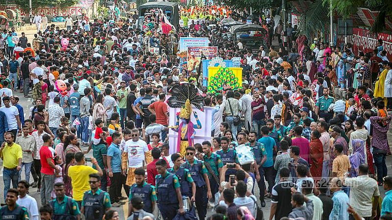 রাজধানীর পলাশীর মোড়ে শনিবার জন্মাষ্টমীর শোভাযাত্রা ঘিরে কঠোর নিরাপত্তা জোরদার করা হয়