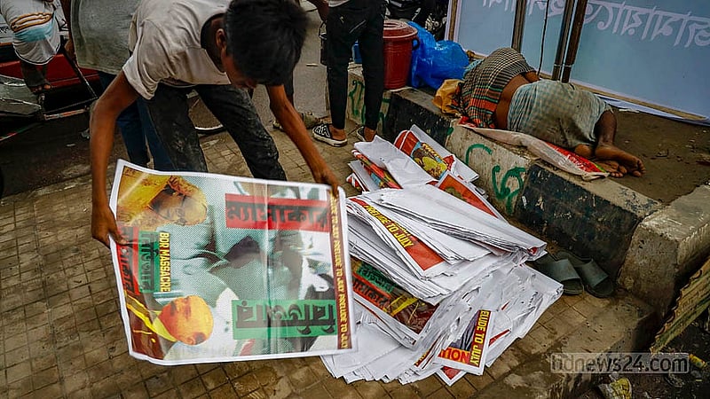 ঢাকা বিশ্ববিদ্যালয়ের মেট্রো রেলের প্রতিটি পিলারে লাগানো হচ্ছে শিল্পী দেবাশিস চক্রবর্তীর জুলাই প্রিলিউড সিরিজের পোস্টার