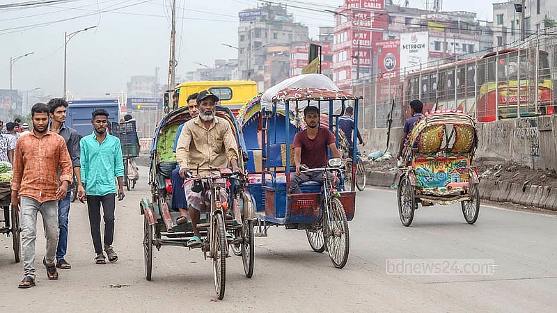 ঢাকার যাত্রাবাড়ী থানার সামনে উল্টো পথে চলছে ব্যাটারিচালিত রিকাশা
