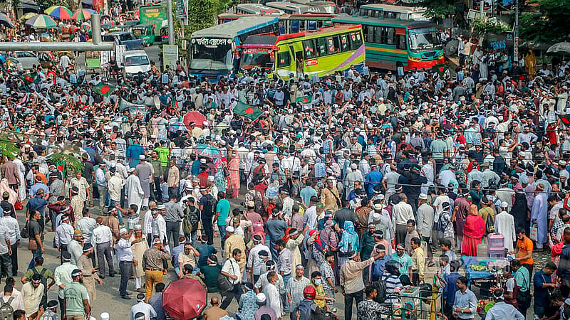 বাড়ি ভাড়া বাড়ানোসহ দাবি আদায়ে বুধবার রাজধানীর শাহবাগ মোড় অবরোধ করে তিন ঘণ্টা বিক্ষোভ করেন এমপিভুক্ত শিক্ষা প্রতিষ্ঠানের শিক্ষক-কর্মচারীরা