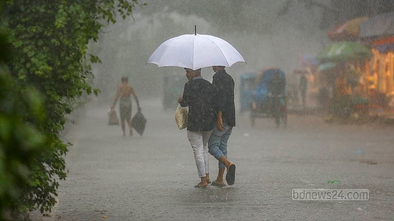 ঝুম বৃষ্টির মধ্যে মঙ্গলবার ঢাকার শাহবাগ এলাকায় ছাতা মাথায় গন্তব্যে রওনা হন অনেকেই