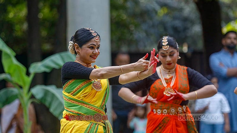 ঢাকার গুলশানে বিচারপতি সাহাবুদ্দিন আহমদ পার্কে শুক্রবার ফ্লো ফেস্টের দ্বিতীয় দিনে ছিল অর্থী আহমেদ ডান্স একাডেমির পরিবেশনা