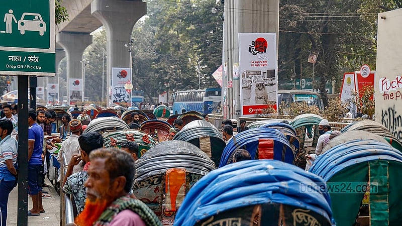মেট্রো রেলস্টেশনে ওঠানামার জায়গার পুরোটাই রিকশার দখলে। স্টেশন থেকে নেমে যাত্রীদের ঠেলতে হয় রিকশার ভিড়
