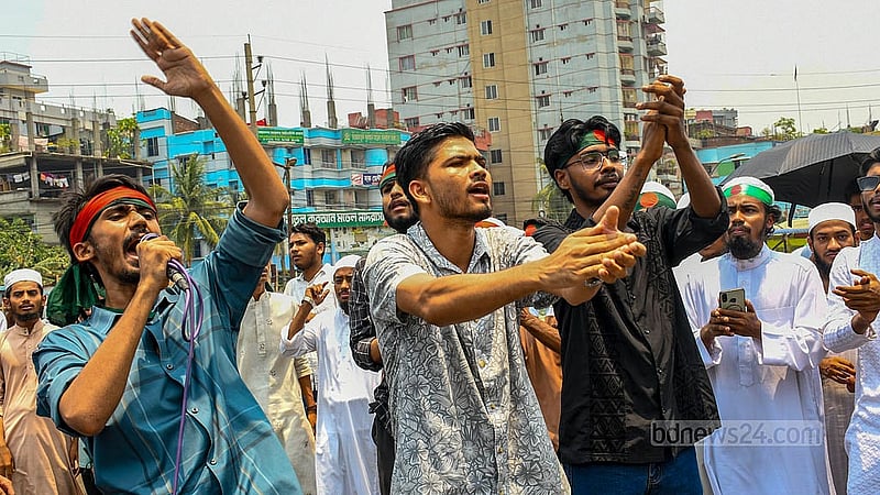 আওয়ামী লীগ নিষিদ্ধের দাবিতে শনিবার সকালে রাজধানীর শনির আখড়ায় সড়কে অবস্থান নিয়ে বিক্ষোভ দেখান বিভিন্ন রাজনৈতিক দলের কর্মীরা