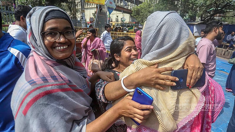 হাই কোর্টের দেওয়া রায় আপিল বিভাগে স্থগিত হওয়ার খবরে আনন্দে একে অপরকে জড়িয়ে ধরেন আন্দোলন চালিয়ে আসা নিয়োগপ্রার্থীরা