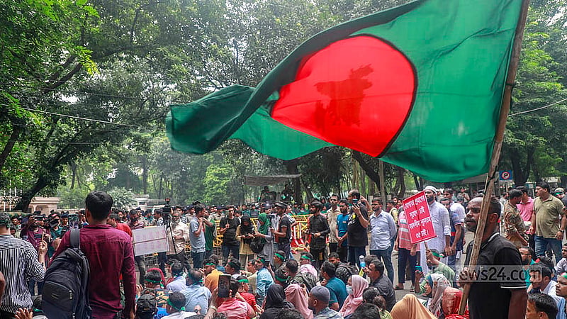 সরকারি চাকরিতে আবেদনের বয়স ৩৫ বছর করার দাবিতে সোমবার দুপুরে প্রধান উপদেষ্টার বাসভবন ‘যমুনার’ সামনে অবস্থান নেন আন্দোলনকারীরা