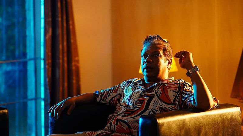 ‘গ্যাড়াকলের’ দৃশ্যে ইন্তেখাব দিনার। ছবি: চরকির সৌজন্যে।