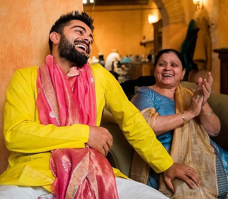 একটি বিজ্ঞাপনে কাজ করতে গিয়ে আনুশকা ও কোহলি দুজনে দুজনের কাছে পরিচিত হয়েছিলেন।