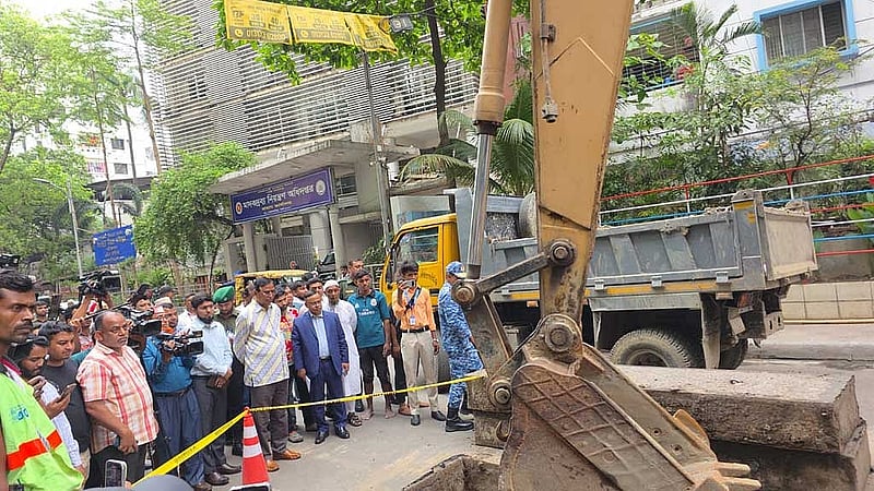 সেগুনবাগিচায় কালভার্ট পরিষ্কার কাজের উদ্বোধন করেন ঢাকা দক্ষিণ সিটির প্রশাসক আবদুস সালাম