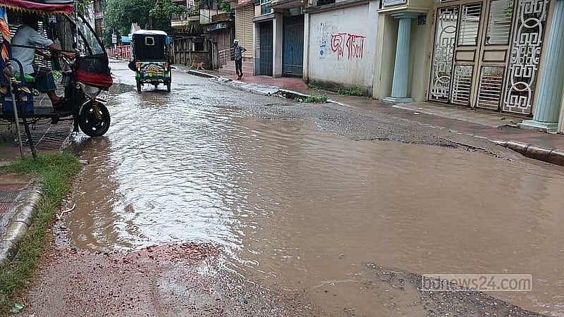 বৃষ্টিতে ভোলা পৌর শহরের অনেক এলাকার রাস্তায় জলাবদ্ধতার সৃষ্টি হয়েছে। ছবিটি বৃহস্পতিবার দুপুরে মুসলিম পাড়া এলাকা থেকে তোলা।