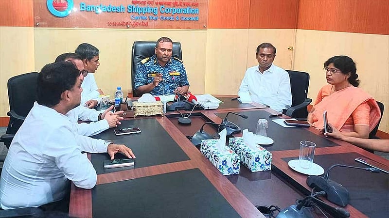 এমটি বাংলার জ্যোতিতে অগ্নিকাণ্ডের বিষয়ে বিস্তারিত জানাতে সোমবার সংবাদ সম্মেলনে আসেন বাংলাদেশ শিপিং করপোরেশনের ব্যবস্থাপনা পরিচালক কমডোর মাহমুদুল মালেক।