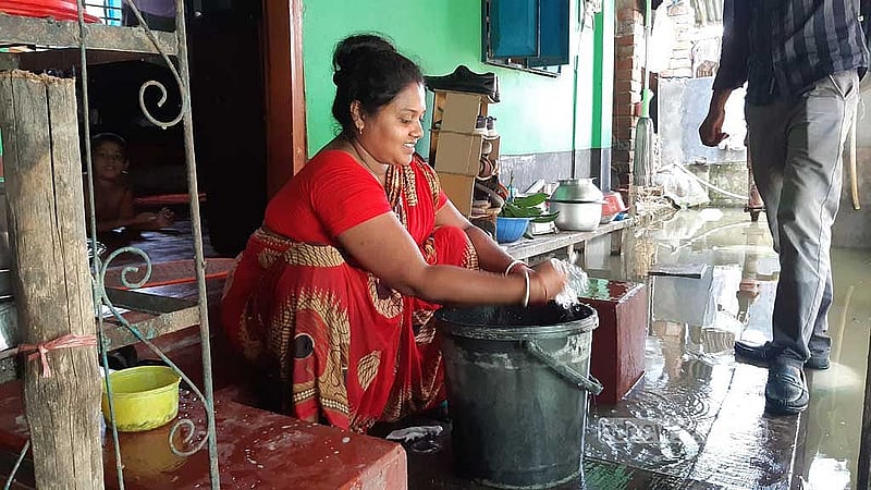 যশোরের ভবদহের জলাবদ্ধতা এবার প্রকট রূপ নিয়ে জনজীবনে বিপর্যয় ডেকে এনেছে। উঠানে পানি, রান্না ঘরে পানি। তাই বারান্দায় চলছে রান্নাবাড়। শত কষ্টেও সন্তানদের জন্য, পরিবারের জন্য রান্না করছেন এক নারী। 