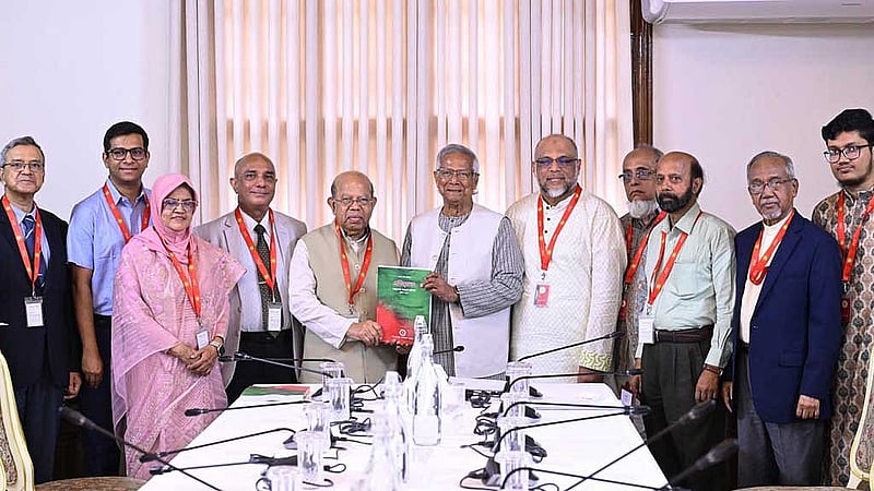 জাতীয় অধ্যাপক ডা. এ কে আজাদ খানের নেতৃত্বে স্বাস্থ্য কমিশনের সদস্যরা সোমবার রাষ্ট্রীয় অতিথি ভবন যমুনায় প্রধান উপদেষ্টা মুহাম্মদ ইউনূসের কাছে প্রতিবেদন হস্তান্তর করেন।