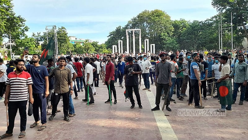 শহীদ মিনার এলাকায় লাঠিসোঁটা হাতে কোটাবিরোধীদের অবস্থান।