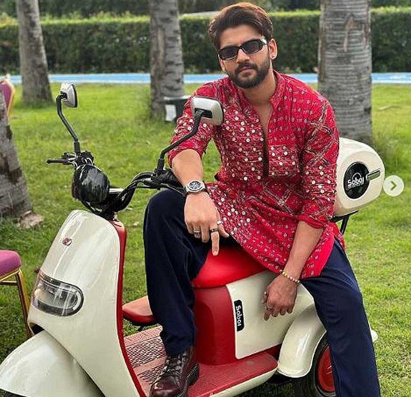 জাহিরের সঙ্গে সোনাক্ষীর প্রেমের গুঞ্জন শোনা যায় চার বছর আগে। ২০২২ সালের 'ডাবল এক্সএল' সিনেমায় তারা স্ক্রিন শেয়ার করেন। গত বছর মিউজিক ভিডিও ‘জোড়ি ব্লকবাস্টারে’ও দেখা গিয়েছিল এ জুটিকে।