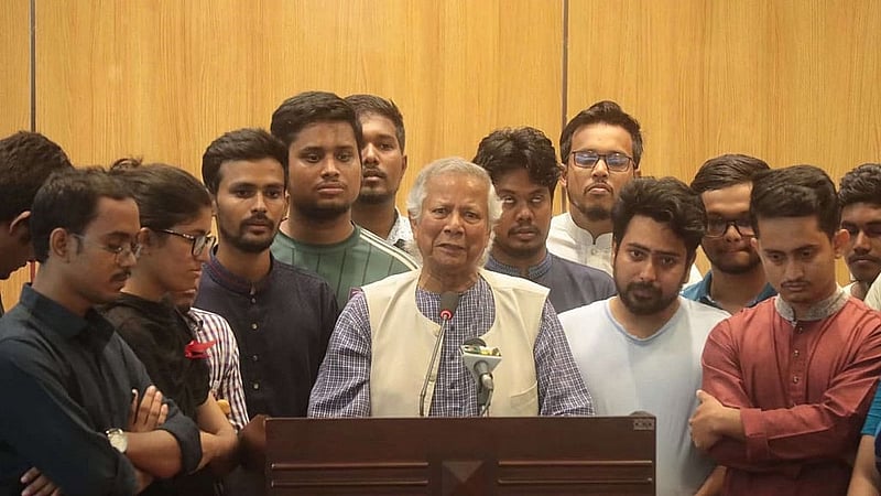 অভ্যুত্থানের পর ছাত্রনেতাদের সঙ্গে মুহাম্মদ ইউনূস। এই নেতাদের কয়েকজন সংসদ সদস্য নির্বাচিত হয়েছেন। ফেইসবুকে থেকে