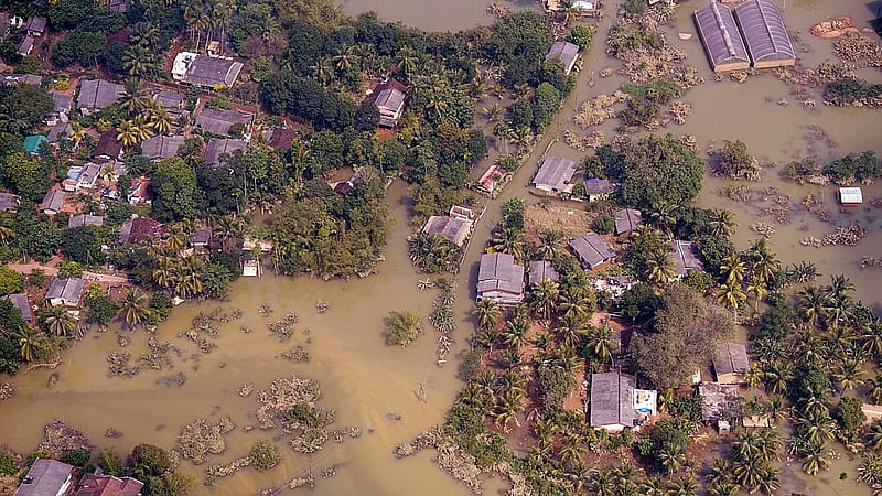 শ্রীলঙ্কার মধ্যাঞ্চলে বন্যায় ডুবে যাওয়া একটি গ্রাম। ছবি: রয়টার্স 