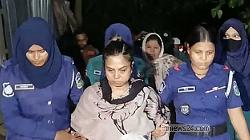 কাশিমপুর কারাগার থেকে বুধবার প্যারোলে মুক্তির পর গ্রামের বাড়িতে সাংবাদিক ফারজানা রূপা।