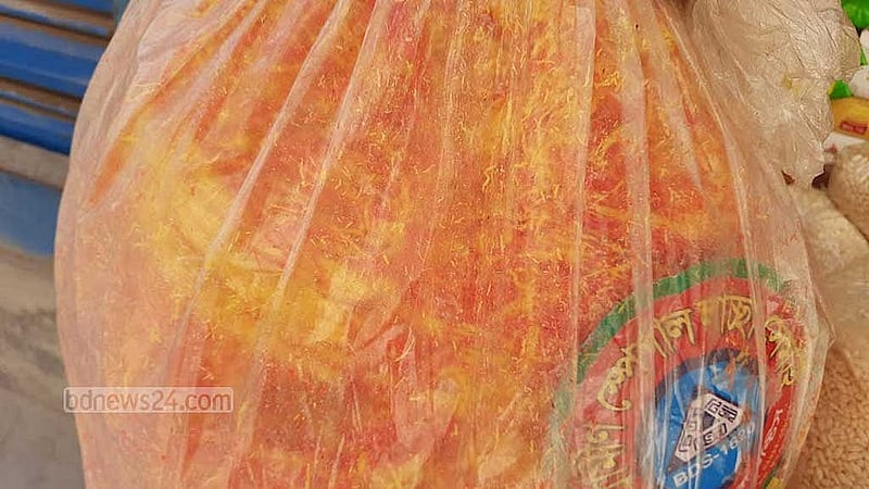 খোলা ও মোড়কে বিক্রি হওয়া লাচ্ছা সেমাই- সবই ঘি দিয়ে ভাজা বলে বিক্রেতারা দাবি করেন। 
