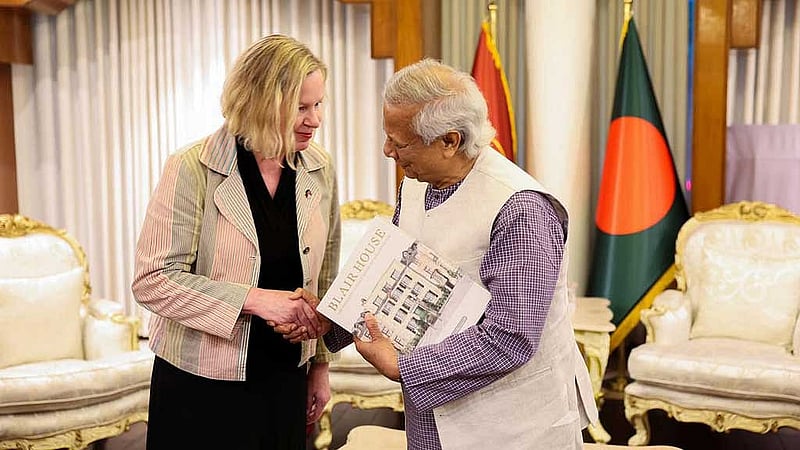 প্রধান উপদেষ্টা মুহাম্মদ ইউনূস ও মার্কিন উপসহকারী পররাষ্ট্রমন্ত্রী নিকোল চুলিক। ছবি: পিআইডি