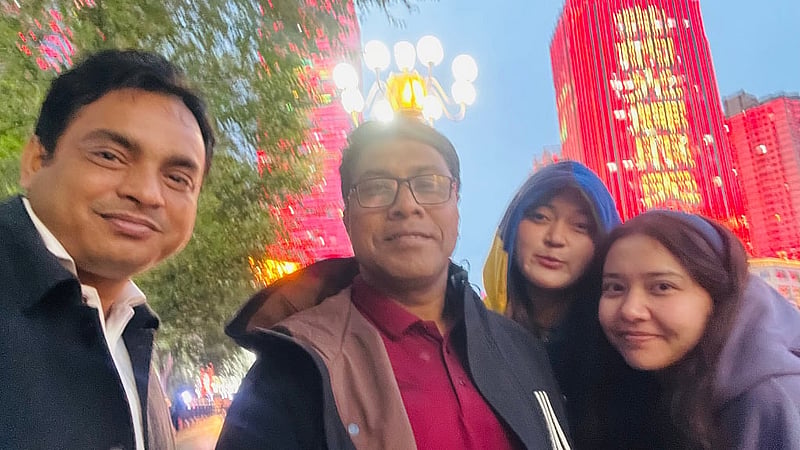 সিসি মলের সামনে লেখক, সহকর্মী শাহ আলম মুকুল, নাদিরা আবদুকেরেম ও কাদেয়া নয়ারদ্রোন।
