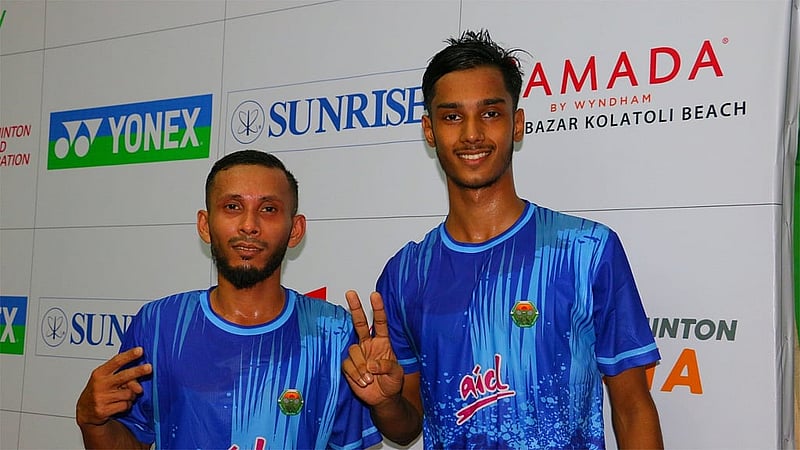 মাসুদ আহমেদ (বাঁয়ে) ও সাদাকাত রবিন। ছবি: ব্যাডমিন্টন ফেডারেশন 