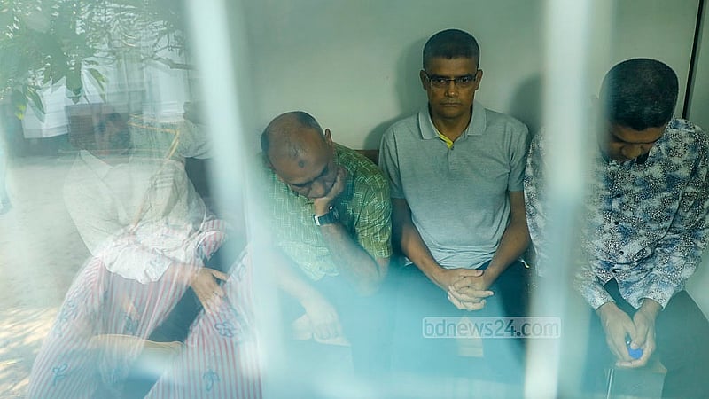২২ অক্টোবর ২০২৫: আওয়ামী লীগের শাসনামলে গুম-খুনসহ মানবতাবিরোধী অপরাধের অভিযোগে করা তিন মামলায় ১৫ সেনা কর্মকর্তাকে হাজির করা হয় আন্তর্জাতিক অপরাধ ট্রাইব্যুনালে। সেখানে শুনানির পর তাদেরকে কারাগারে পাঠানোর আদেশ দেন বিচারপতি মো. গোলাম মর্তূজা মজুমদারের নেতৃত্বাধীন তিন সদস্যের ট্রাইব্যুনাল। ছবি: আব্দুল্লাহ আল মমীন