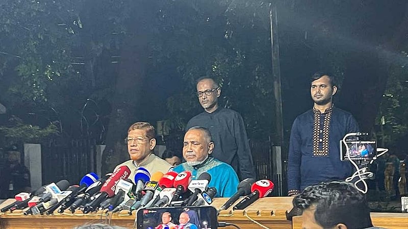 বৈঠক শেষে ব্রিফিংয়ে জামায়াতের নায়েবে আমির সৈয়দ আব্দুল্লাহ মোহাম্মদ তাহের এবং সহকারী সেক্রেটারি জেনারেল হামিদুর রহমান আযাদ। ছবি: পিআইডি