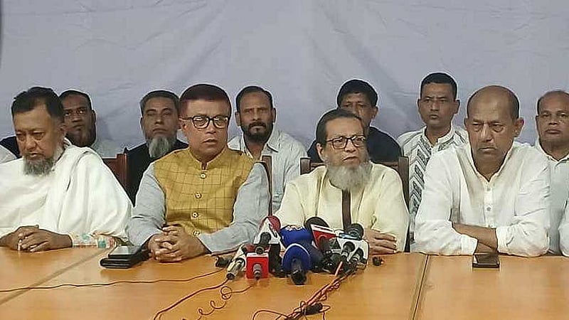 নারায়ণগঞ্জ ক্লাবে এক জরুরি সংবাদ সম্মেলনে নারায়ণগঞ্জ-৫ আসনে বিএনপির মনোনয়ন বঞ্চিত চার নেতা ধানের শীষের প্রার্থী মাসুদুজ্জামানের মনোনয়ন বাতিলের দাবি জানান।