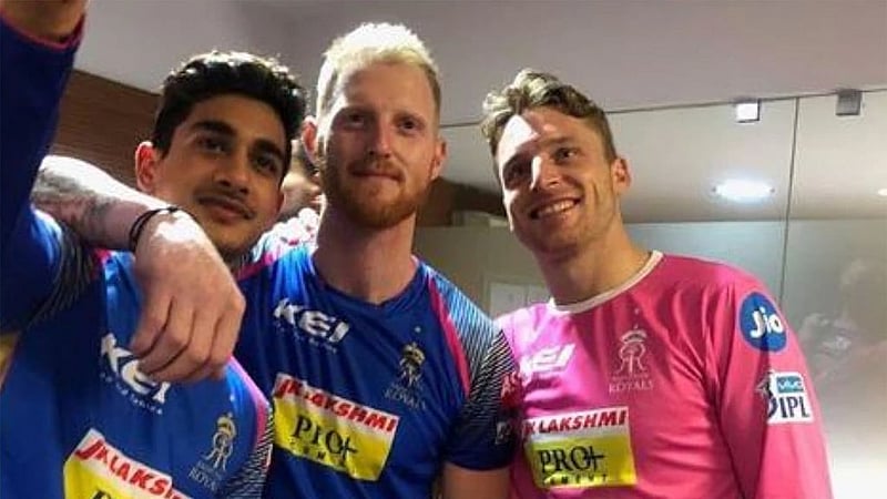 রাজস্থানে খেলার সময় বেন স্টোকস ও  জস বাটলারের সঙ্গে আরিয়ামান। ছবি: ছবি: আরিয়ামানের ইনস্টাগ্রাম।