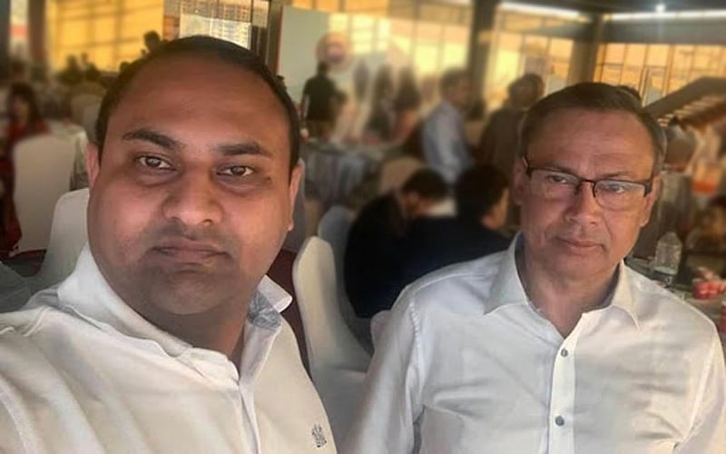 নাসির উদ্দিন মাহমুদের সঙ্গে তুহিন সিদ্দিকী অমি (বাঁয়ে)। ফাইল ছবি