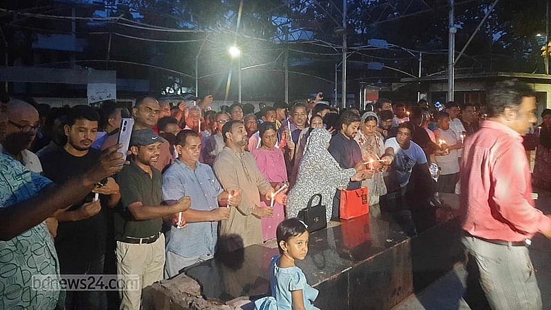ধানমন্ডি ৩২ নম্বরে শহীদ বেদীতে শ্রদ্ধা জানানোর সময় বঙ্গবন্ধুর পক্ষে নানা স্লোগান দেয় জনতা।