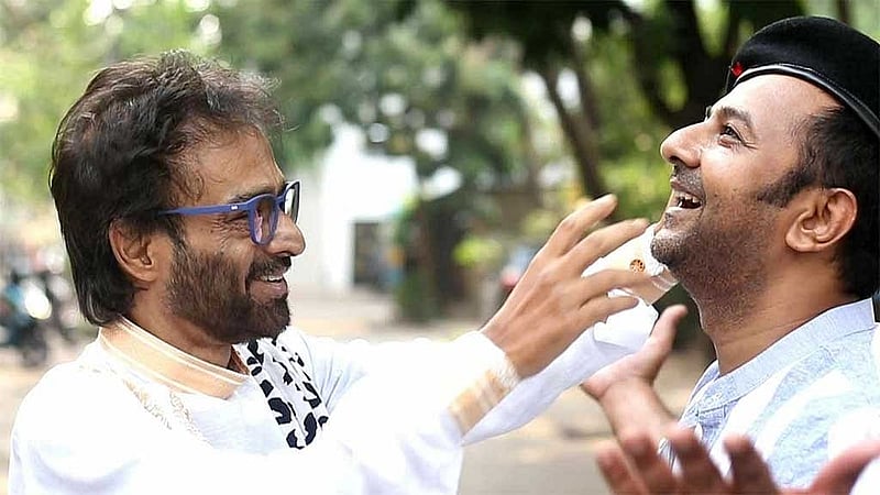 দুবছর আগে নচিকেতা চক্রবর্তী ও আসিফ আলতাফ গেয়েছিলেন 'কাঁটাতার' শিরোনামের একটি গান। 