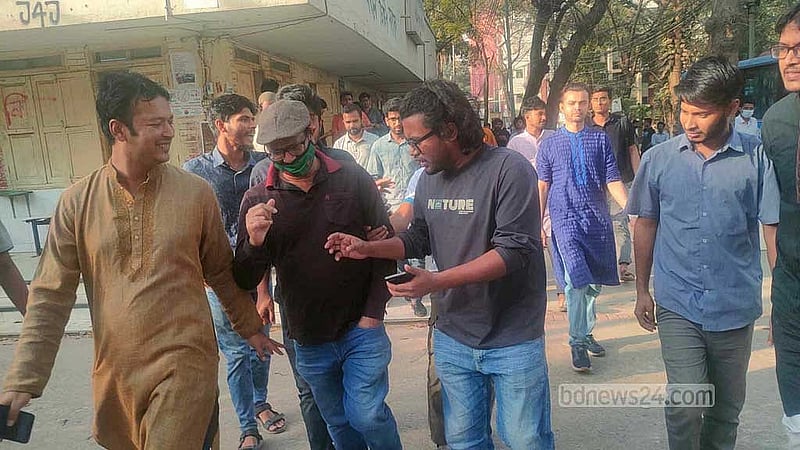 শিক্ষক মিল্টন বিশ্বাসকে ঘিরে ধরে প্রক্টর অফিসে নিয়ে যাওয়া হয়।