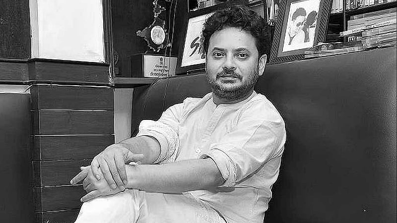 ১৯৮৩ সালের ১৬ অক্টোবর জন্ম হওয়া রাহুলের মৃত্যু সহজভাবে নিতে পারছেন না কলকাতার নাটক-সিনেমা অঙ্গনের শিল্পীরা। তার মৃত্যু নিয়ে কিছু প্রশ্নের উত্তর মিলছে না বলে লিখেছে কলকাতার সংবাদমাধ্যমগুলো। 