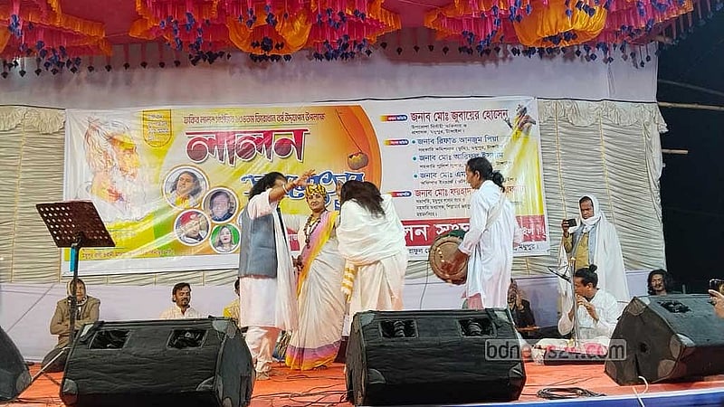 ‘মধুপুর লালন সংঘের’ আয়োজনে মধুপুর রাণী ভবানী মডেল সরকারি উচ্চ বিদ্যালয় মাঠে এই উৎসব অনুষ্টিত হয়।