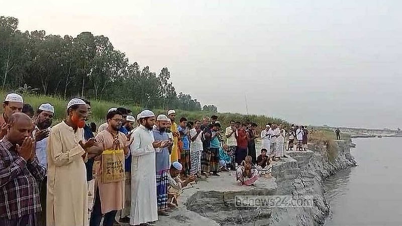 ভাঙন থেকে রক্ষা পেতে নদী পাড়ে বিশেষ প্রার্থনা করেছেন গ্রামবাসী।