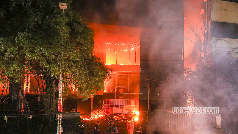 ১৮ ডিসেম্বর ২০২৫: ইনকিলাব মঞ্চের আহ্ববায়ক শরীফ ওসমান হাদির মৃত্যুর খবরে ক্ষোভ-বিক্ষোভের মধ্যে এদিন রাতে কারওয়ান বাজারে ডেইলি স্টার ভবনে হামলা-ভাঙচুর-অগ্নিসংযোগ করা হয়।
