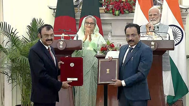 প্রধানমন্ত্রী শেখ হাসিনার ভারত সফরে এবার ১০টি বিষয়ে সমঝোতা স্মারক সই হয়েছে।