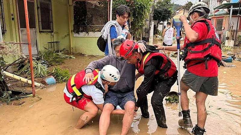 সেবু সিটির বিভিন্ন অংশে রাস্তাঘাট পানিতে তলিয়ে গেছে। ছবি: রয়টার্স 
