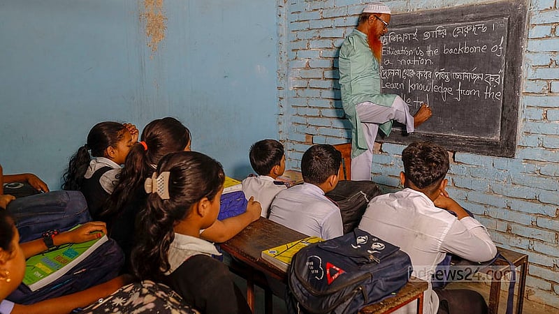 ‘প্রতিভা দুঃখু মিয়া কিন্ডার গার্টেন স্কুল’ এর প্রতিটি শ্রেণিতেই নিয়মিত পাঠদান করেন দুঃখু মিয়া। পা দিয়েই তিনি ব্ল্যাক বোর্ডে লিখে থাকেন।