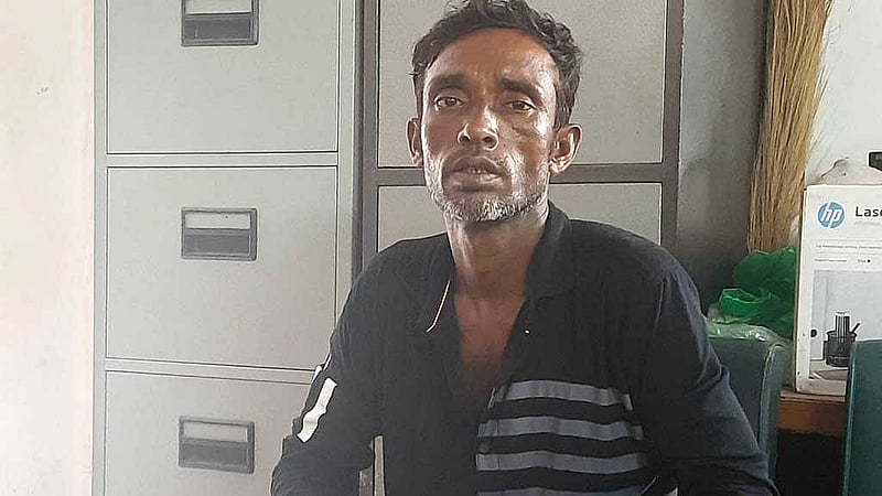 শিশুটির বাবা শরিফুল ইসলাম বলছেন, কাজে যেতে পারছেন না বলে চলতে হচ্ছে ধারকর্জ করে, বাড়ছে ঋণের বোঝা।