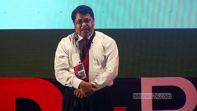 পরিবহন বিশেষজ্ঞ বুয়েটের অধ্যাপক শামসুল হক শিক্ষার্থীদের এভাবে সড়কে নামিয়ে দেওয়ার পক্ষপাতি না। তিনি চান যত দ্রুত সম্ভব তাদেরকে তুলে নেওয়া হোক।