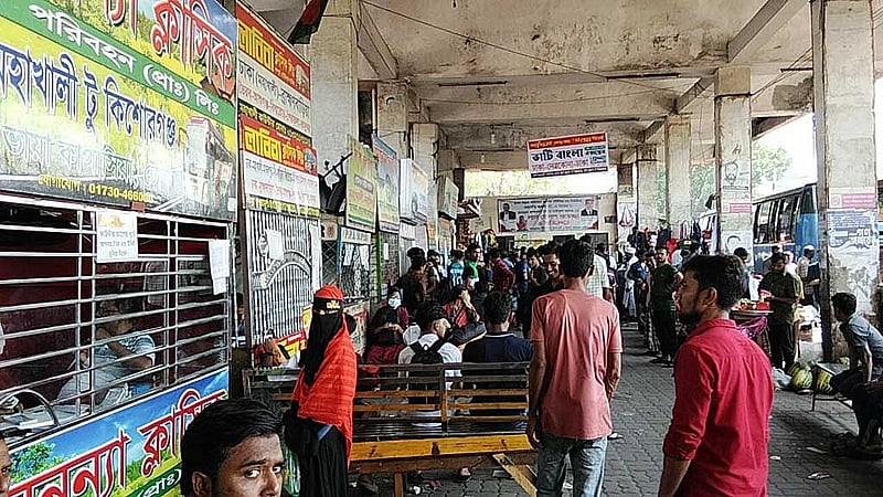 সরকারি ছুটি শুরুর দিন শুক্রবার ঢাকার মহাখালী বাস টার্মিনালের কাউন্টারগুলোতে টিকেটের জন্য যাত্রীদের দীর্ঘ সারি দেখা যায়নি।