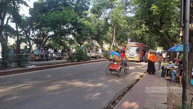 নিয়মের তোয়াক্কা নেই, উল্টো পথে ব্যাটারিচালিত রিকশা চলার এই দৃশ্যও নতুন নয়।