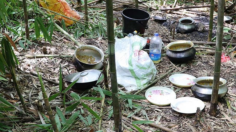 সন্ত্রাসী আস্তানায় রান্নার তৈজসপত্র।