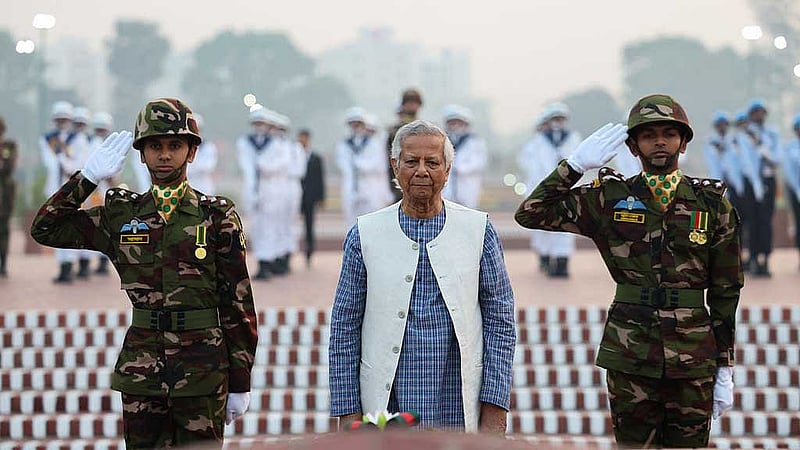 স্বাধীনতা দিবসের সকালে বুধবার সাভারে জাতীয় স্মৃতিসৌধে শ্রদ্ধা নিবেদন করেন প্রধান উপদেষ্টা মুহাম্মদ ইউনূস। 